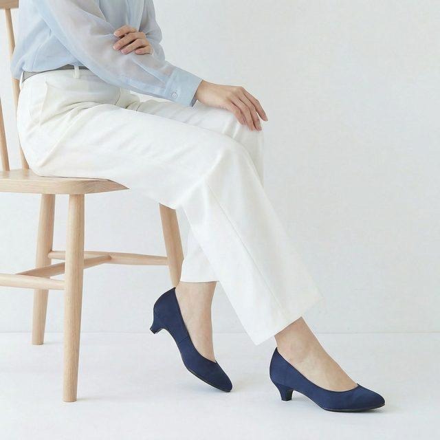 作例②　レディースパンプス：単体 → 着席シーンの着用カット